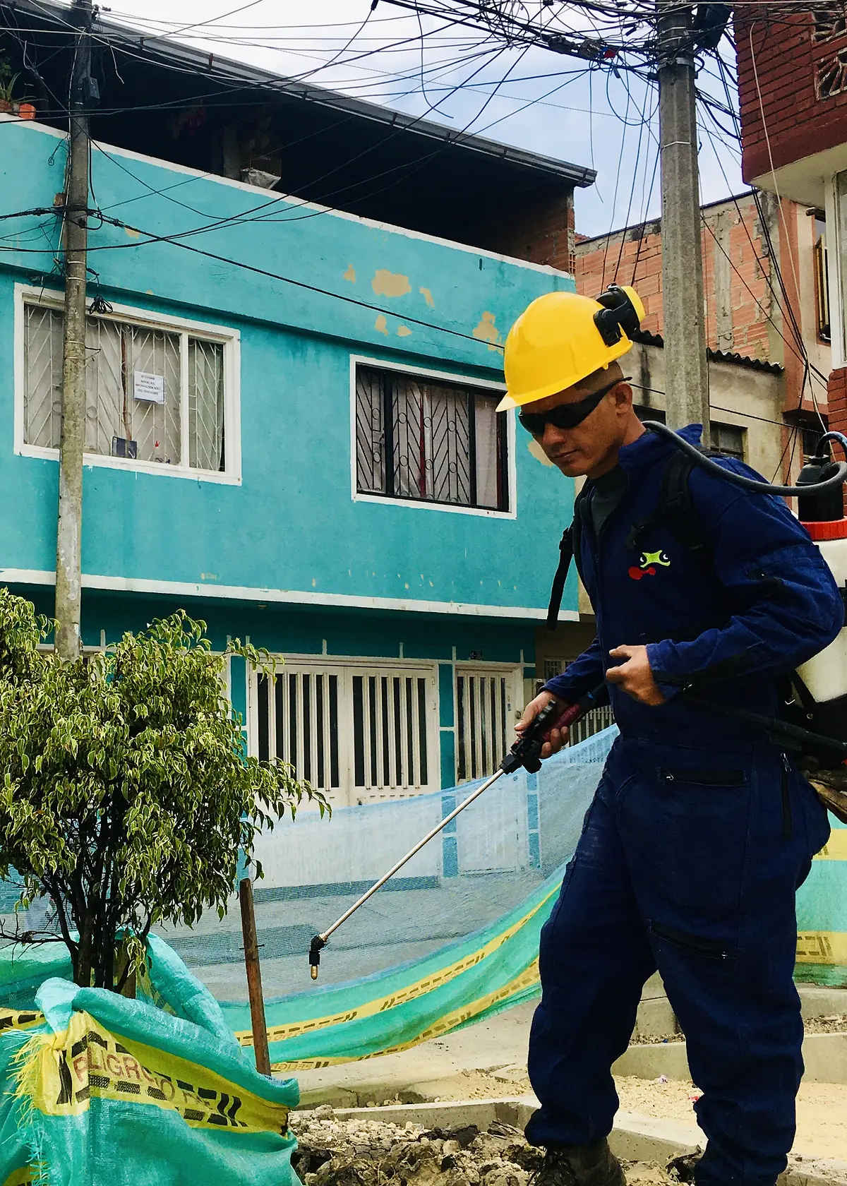 Operario de Grupo Bioingenia realizando una aplicación fitosanitaria dirigida en Bogotá