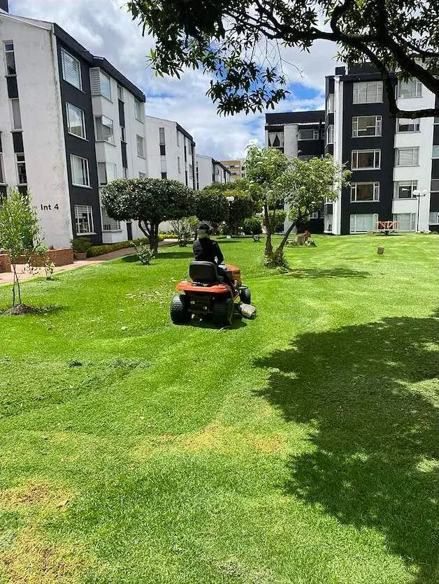 Mantenimiento mecanizado de césped realizado por Grupo Bioingenia en un conjunto residencial