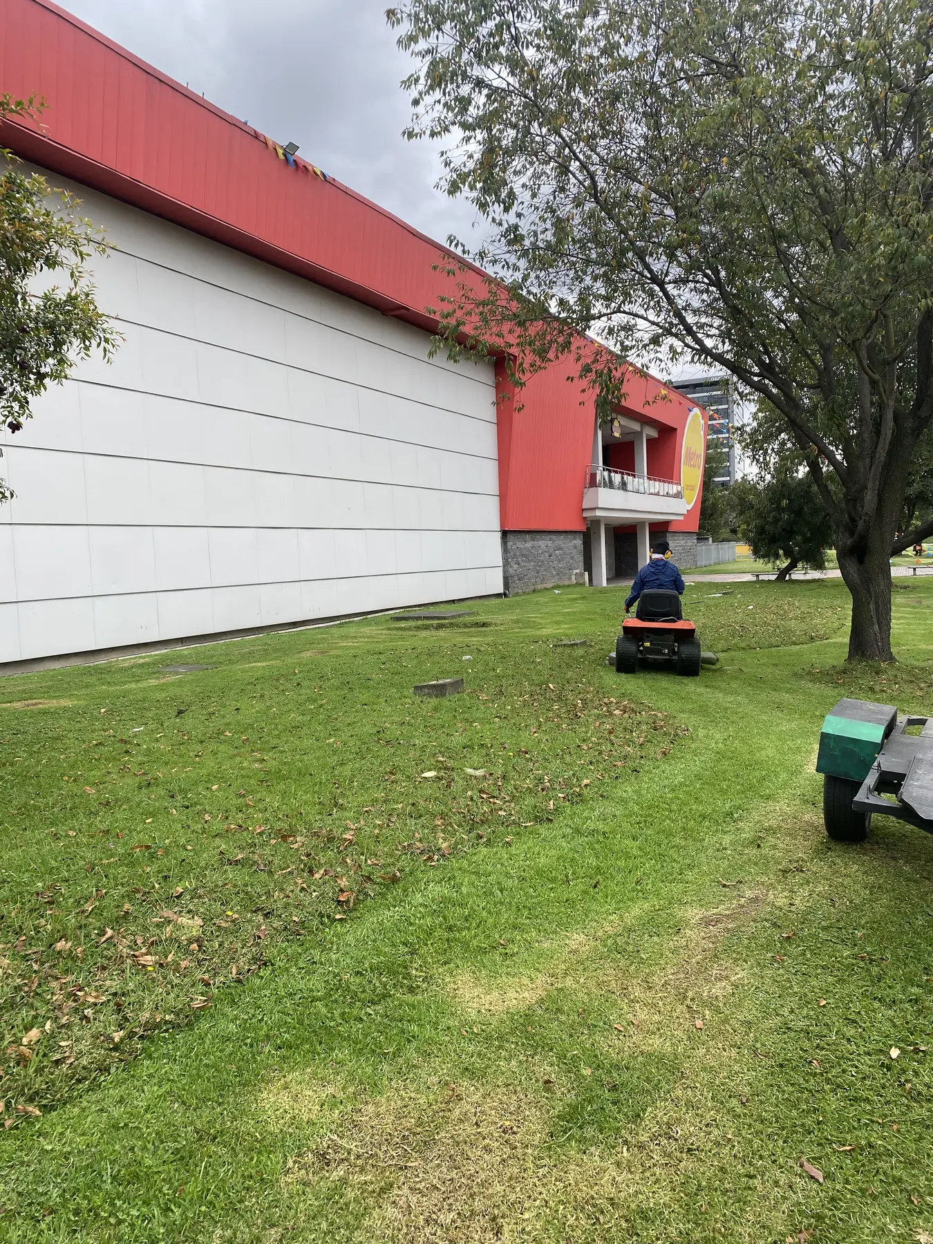 Operario de Grupo Bioingenia realizando mantenimiento de césped con maquinaria